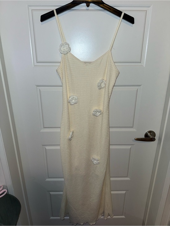 Dresses & Skirts - Elegant Cream Floral Appliqué Slip Dress